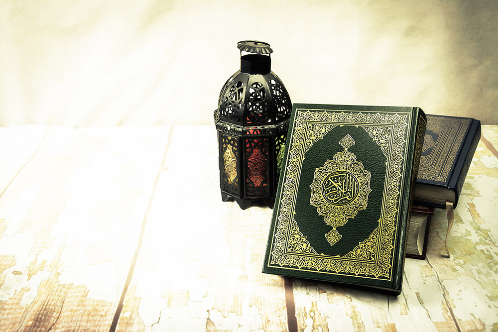 Holy-Quran-with-Arabic-lamp